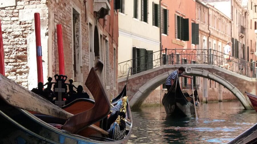 Venice: Shared Gondola Tour - Shared Seating and the Social Side
