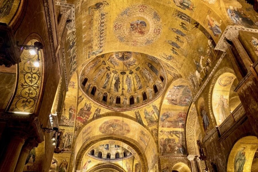 Venice: St. Mark's Basilica and Gondola Morning Tour - The terrace and the famous horses
