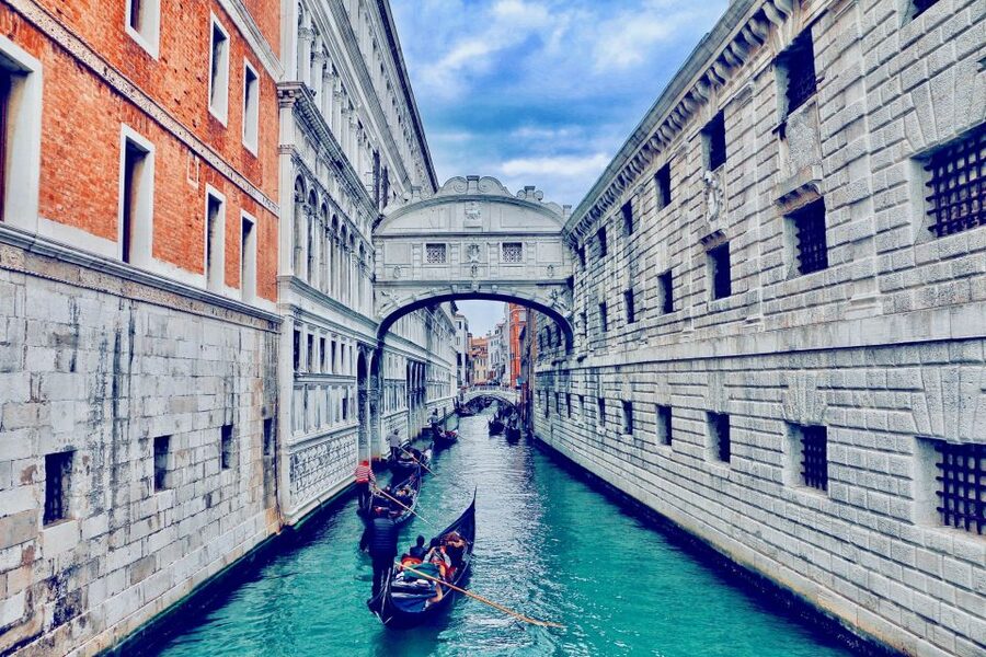 Venice: St Mark's Basilica, Doge's Palace, and Gondola Ride - Seeing St Mark’s Basilica and its golden mosaics