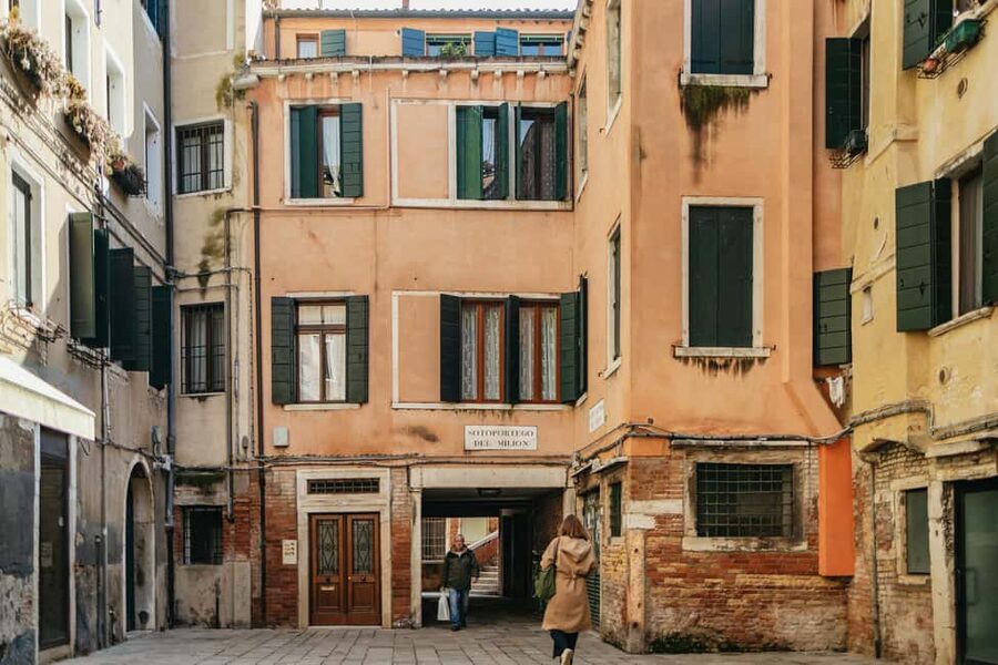 Venice: St. Mark's Basilica Guided Tour & Gondola Ride - Libreria Acqua Alta and Venice’s playful side