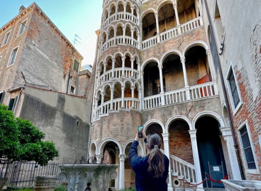 Venice: St. Mark's, Doge's Palace, Rialto, and Gondola Tour - Lunch and the split between morning and afternoon
