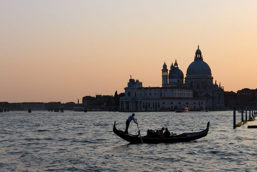 Venice: Sunset or Evening Gondola Tour - What sunset timing really means