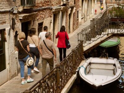 Vip Semi-Private Walking Tour with Gondola Ride