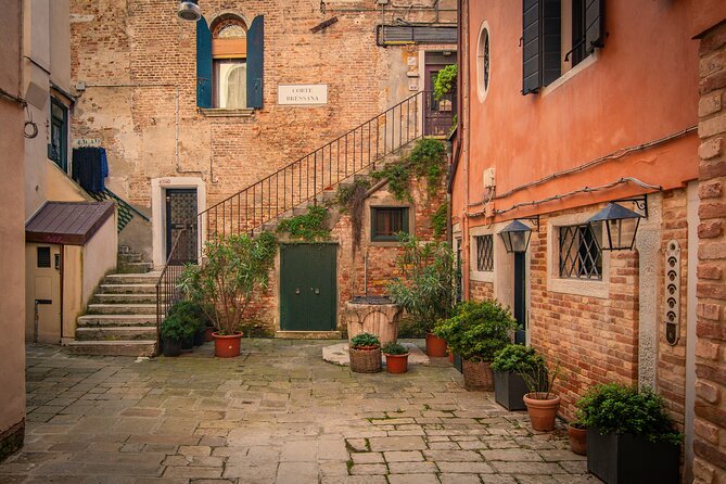 Venice Walking Tour and Gondola Ride - Boarding the gondola at Bacino Orseolo