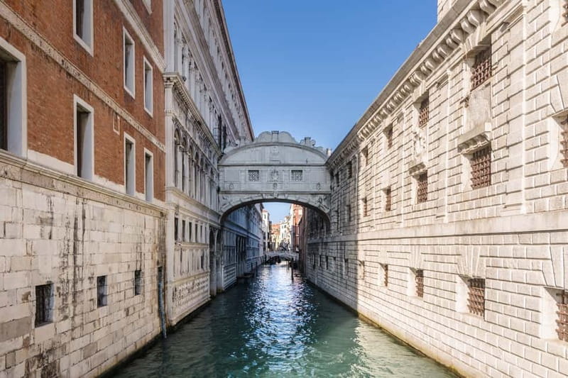Venice: Winter Walking Tour & Romantic Gondola Ride Upgrade - Winter conditions, clothing, and photographs