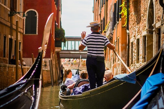 Walking Tour and Enchanting Gondola Journey in Venice - The 30-minute gondola ride