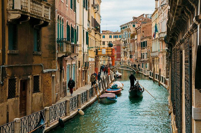 Walking Tour in Venice and Gondola Ride - Scala Contarini del Bovolo and the famous spiral