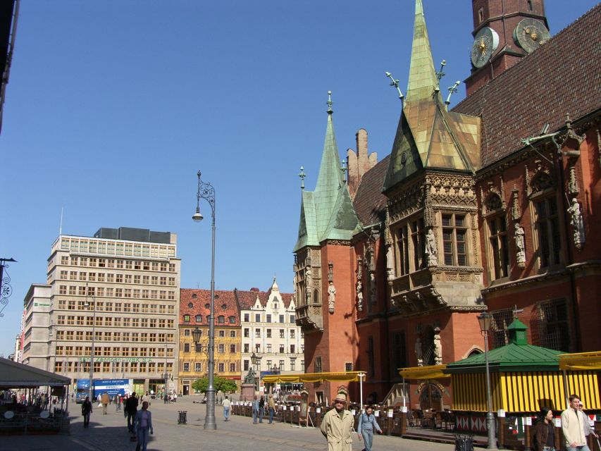 Wroclaw: Old City Walk and Cruise with Small Gondola - Boarding the small gondola at Przystań Kardynalska
